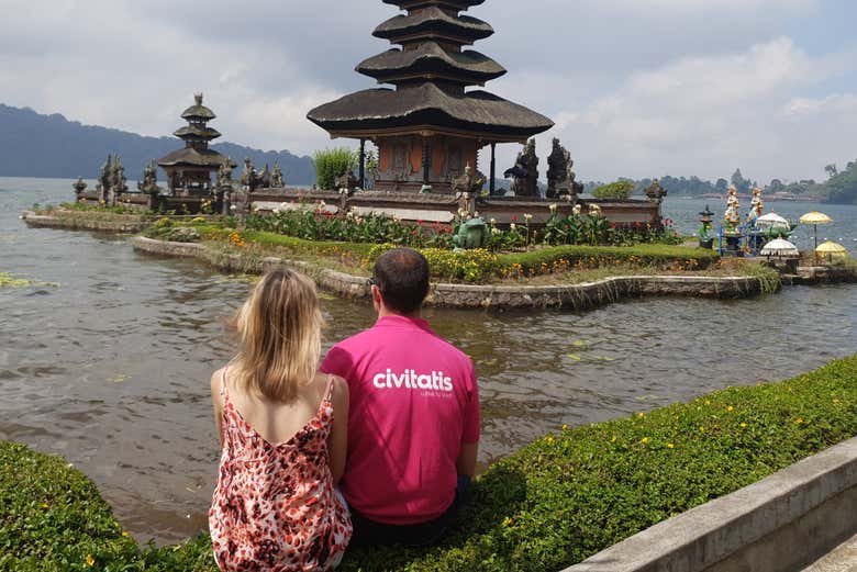 Admirez le temple Ulun Danu Batur