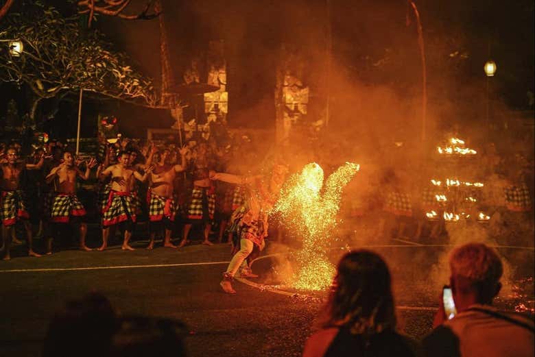 Découvrez un spectacle de danse kecak