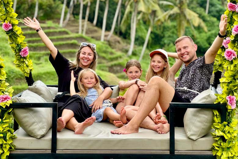 Une famille profite des balançoires à Bali